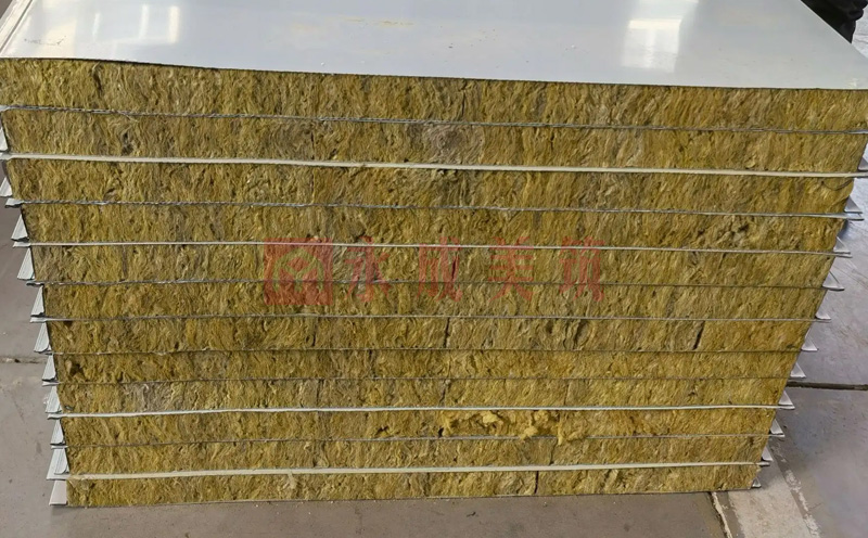 Glass fiber sandwich panel with PU sealing