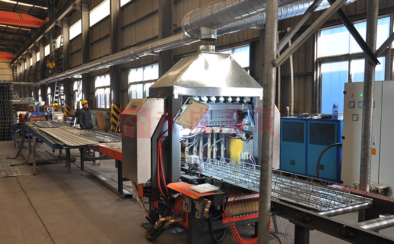 Floor deck with truss