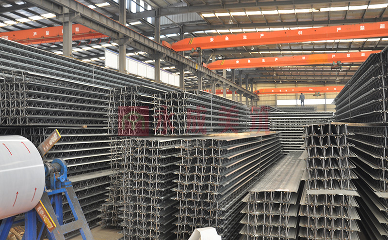 Floor deck with truss