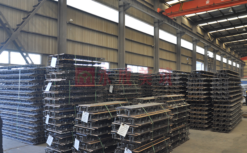 Floor deck with truss